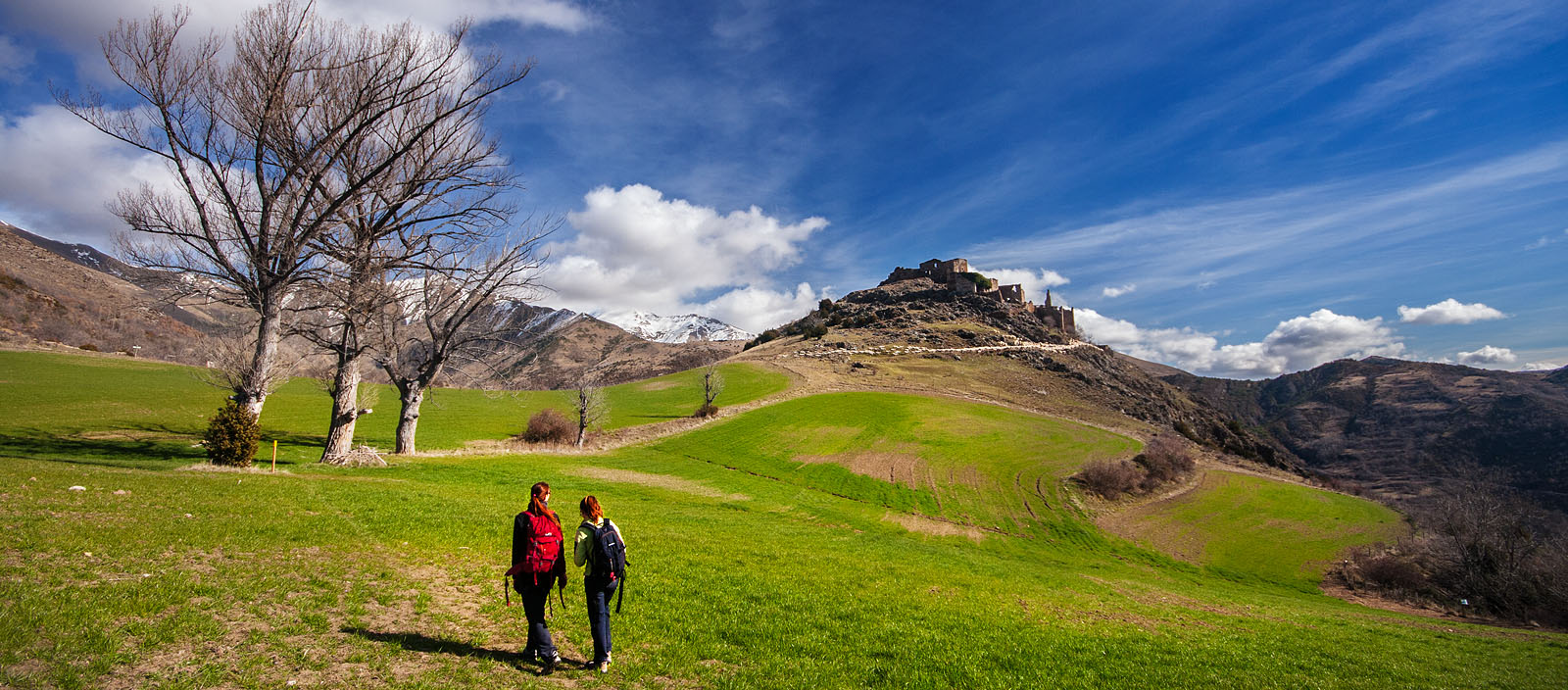 Parella caminant cap a Erillcastell - Excursió al Castell dels Senyors d'Erill - Roger Gras Guia d'Aigüestortes - Vall de Boí - Pirineus