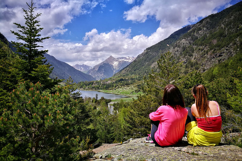Enllaç a Excursió Aigüestortes - Estany Llebretade mare i filla contemplant l'estany Llebreta - Vall de Boí.