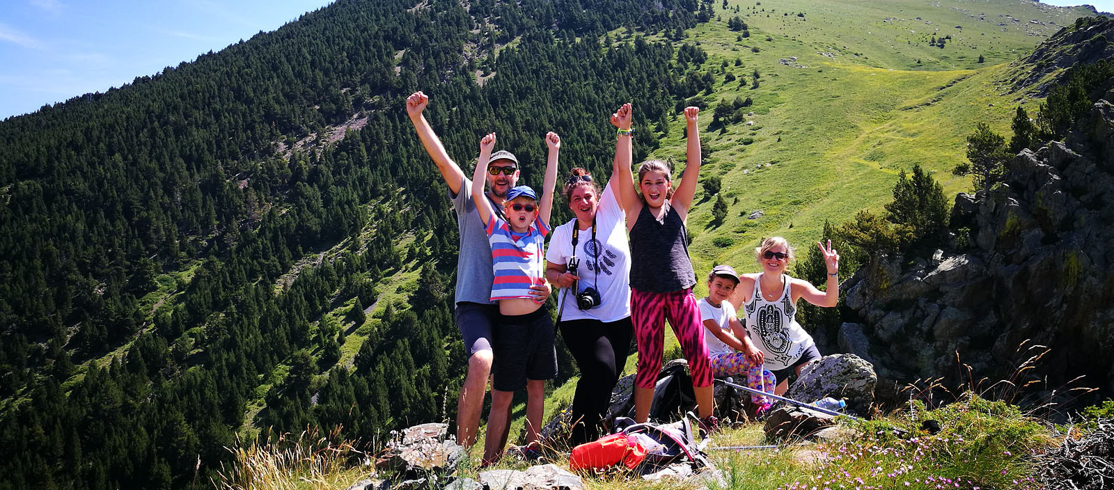 Famílies celebrant la pujada al cim - Puja la teva primera muntanya - Roger Gras Guia d'Aigüestortes - Vall de Boí - Pirineus