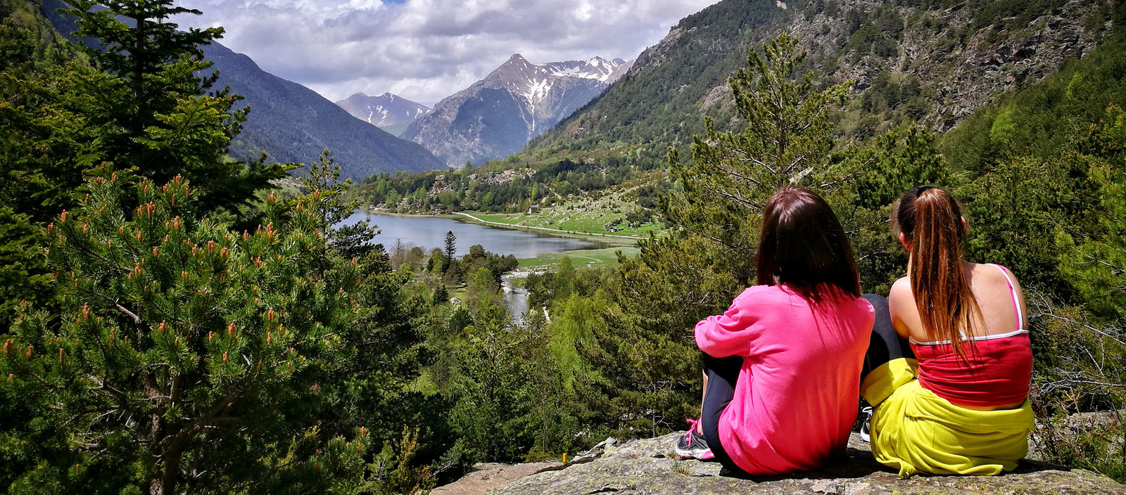 Família de mare i filla contemplant l'Estany Llebreta - Parc Nacional d'Aigüestortes - Vall de Boí - Pirineu de Lleida