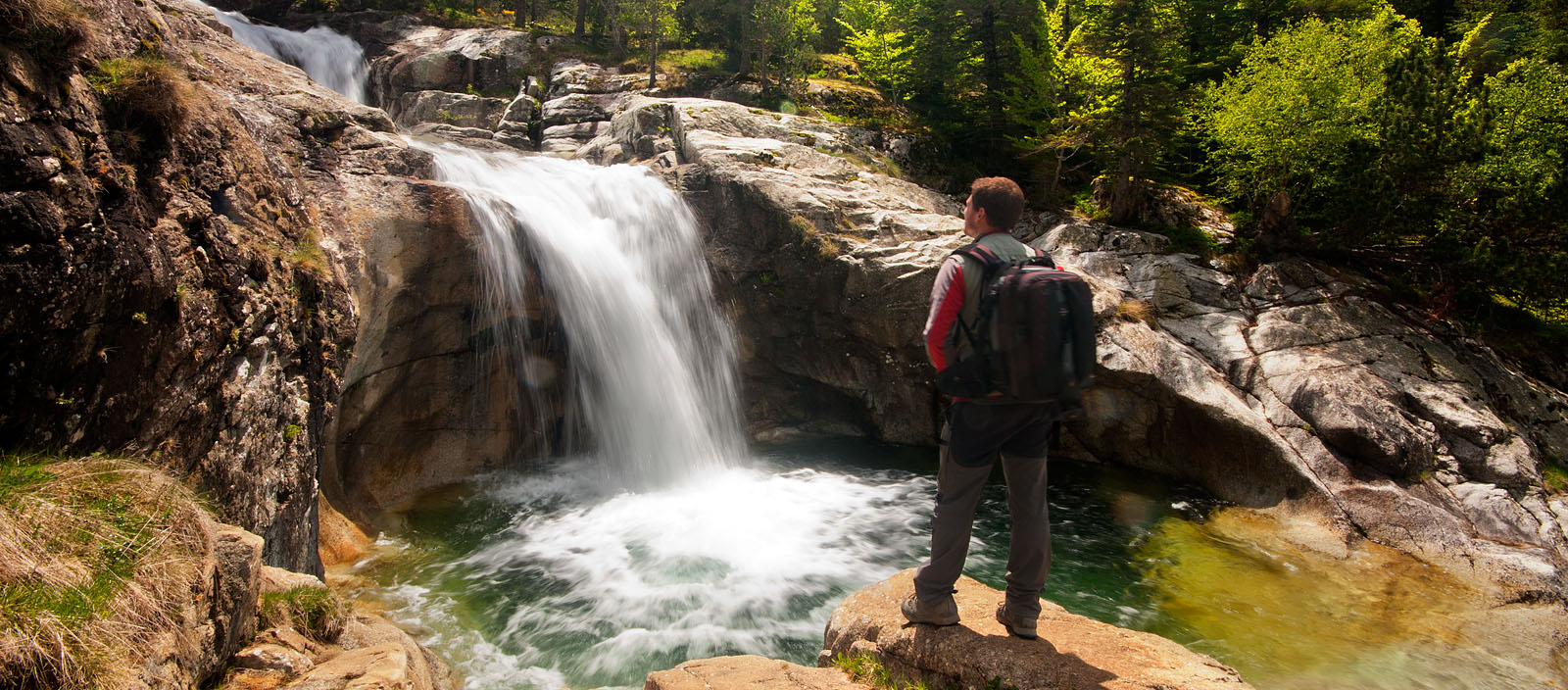 Senderista contemplant la cascada de Sant Esperit - Parc Nacional d'Aigüestortes - Vall de Boí - Pirineu de Lleida
