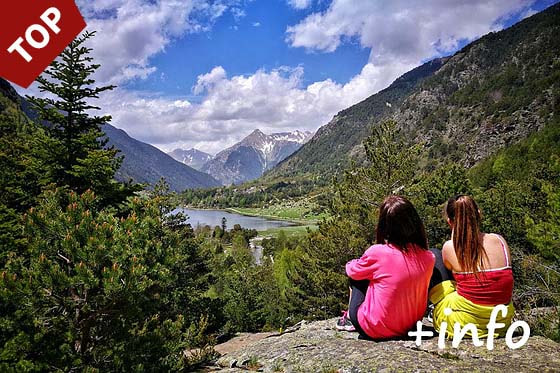 Enllaç a Excursió Aigüestortes - Estany Llebretade mare i filla contemplant l'estany Llebreta - Vall de Boí.