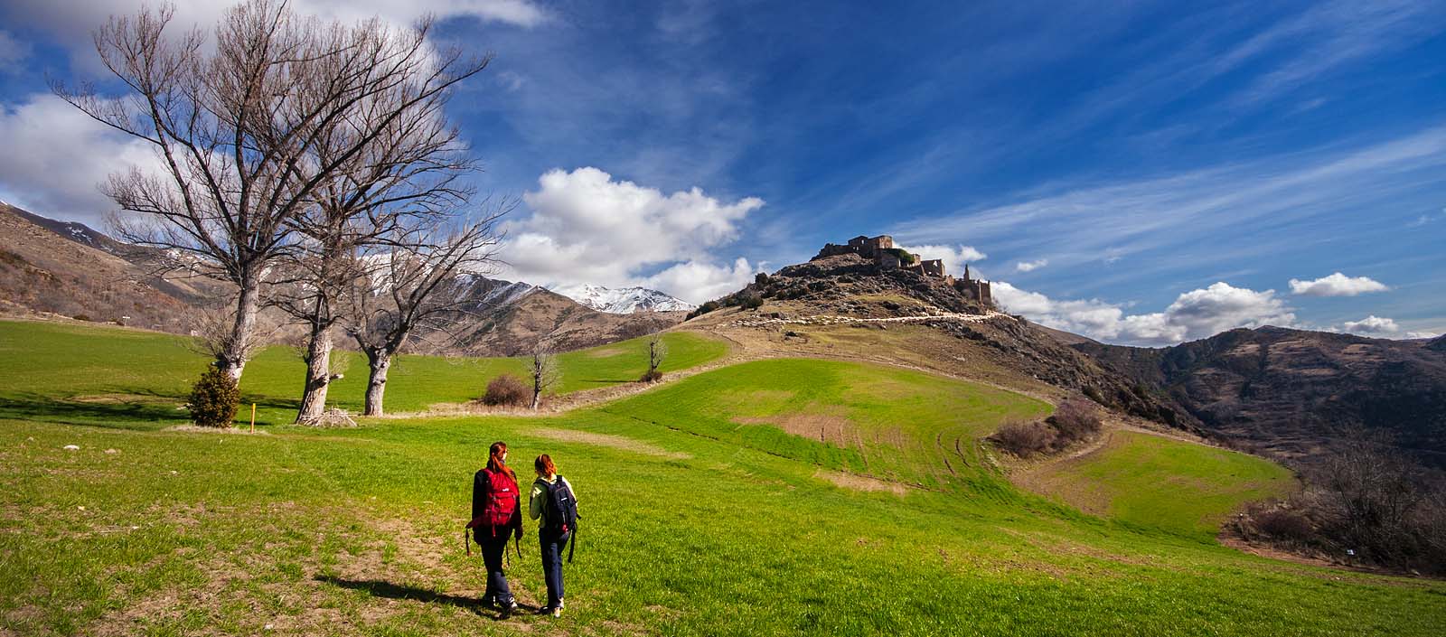 Parella caminant cap a Erillcastell - Excursió al Castell dels Senyors d'Erill - Roger Gras Guia d'Aigüestortes - Vall de Boí - Pirineus