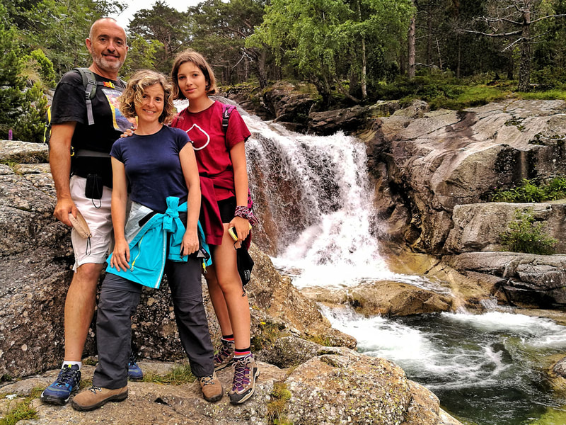 Família amb jove a la cascada de Sant Esperit, disfrutant de l'aire pur i la llibertat del Parc Nacional d'Aigüestortes i Estany de Sant Maurici.