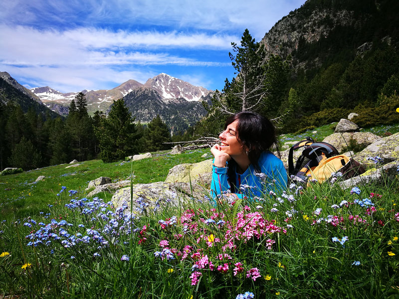 Noia entre flors, boscos i muntanyes en una ruta guiada a la primavera a la Vall de Boí - Parc Nacional d'Aigüestortes