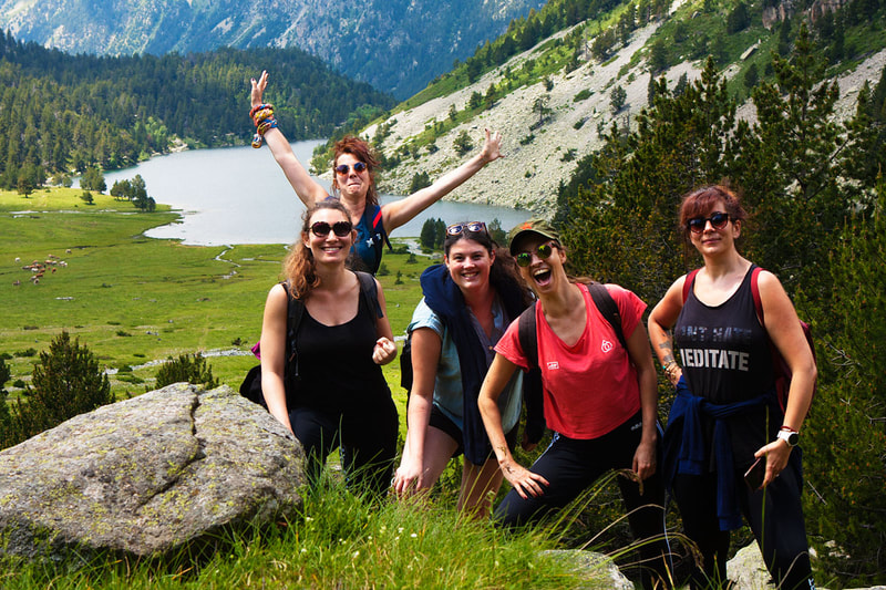 Grup d'amigues gaudint del paisatge i els estanys del Parc Nacional d'Aihgüestortes, al Pirineu de Lleida.